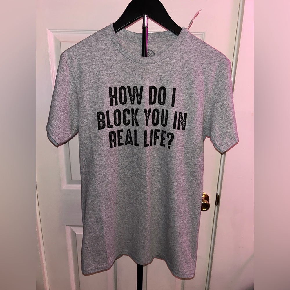 Gray Graphic T-Shirt with Bold Text, NWT! Size Small - Picture 1 of 4
